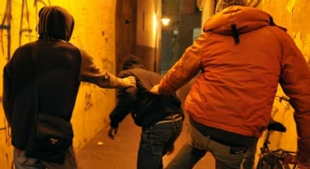 LEINI' - A 15 anni viene pestato senza motivo da una baby-gang mentre passeggia con la fidanzatina