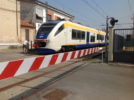 CANAVESANA - Ferrovia lumaca: per recuperare tempo, i treni Gtt «salteranno» la fermata di Feletto