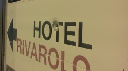 RIVAROLO - Colpi d'arma contro il Gigante? Due buchi nel cartello all'ingresso: indagano i carabinieri