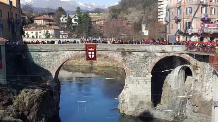 CARNEVALE DI IVREA - La cerimonia della preda in Dora apre la domenica della battaglia delle arance - FOTO e VIDEO