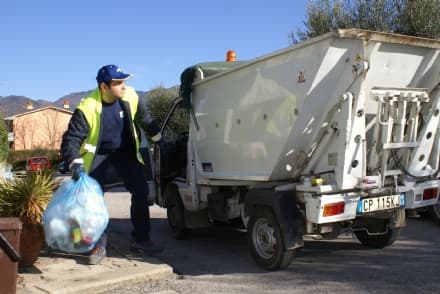CHIAVERANO - Buttano rifiuti organici nei bidoni della plastica: «Così aumenteranno le bollette di tutti»