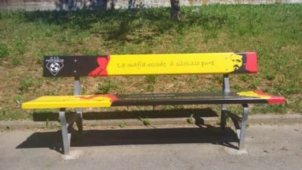 MAPPANO - Idioti in azione «rubano» la panca per Impastato - FOTO