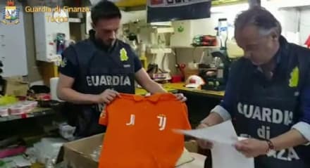 JUVENTUS-REAL MADRID - Sequestrati 250 mila articoli tarocchi: la base della banda era in Canavese - VIDEO
