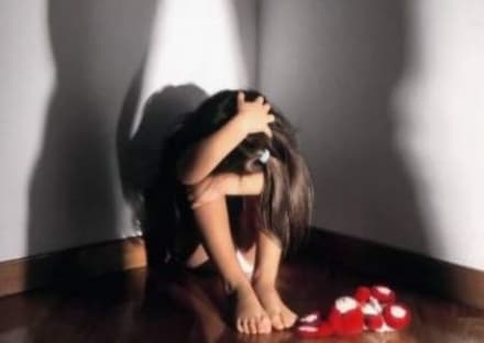 IVREA - Padre abusa della figlioletta di otto anni: condannato
