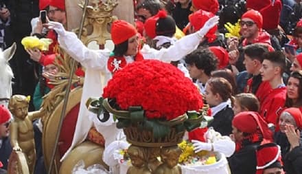 IVREA - I garofani della Mugnaia diventano la spilla del carnevale