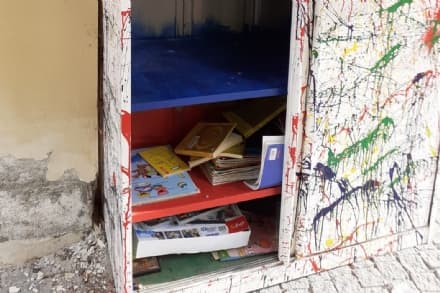 CHIAVERANO - Vandali in azione: danneggiato l'infopoint e bruciati i libri del bookcrossing - FOTO