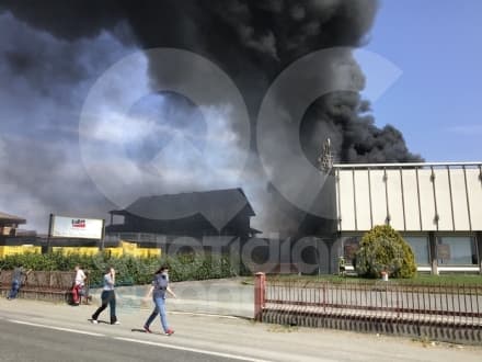 FELETTO - Incendio in un'azienda di materiali edili lungo la 460: enorme colonna di fumo nera - FOTO E VIDEO