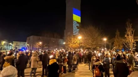 LEINI - La fiaccolata per l'Ucraina ha unito la città sotto l'unica bandiera possibile, quella della pace - FOTO e VIDEO