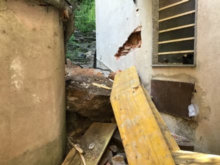 LOCANA - Massi colpiscono una palazzina: domani sopralluogo con i droni. I residenti restano fuori casa - FOTO