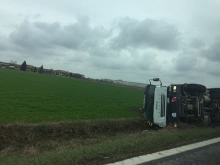 FELETTO - Incidente sulla Sp460. Un autoarticolato si è ribaltato a lato della strada