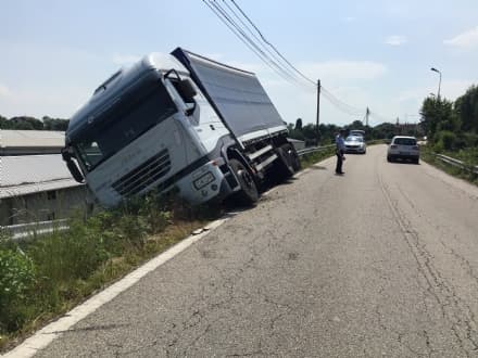 FELETTO - Cede la banchina, il camion carico di ferro resta in bilico sulla scarpata - FOTO e VIDEO