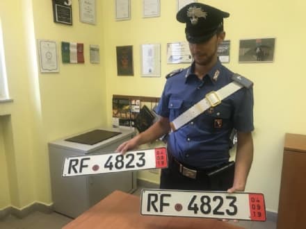 CHIVASSO - Vende auto con targhe farlocche: rivenditore nei guai