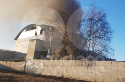 RIVAROLO CANAVESE - Incendio nel cortile di una ditta a Pasquaro: pronto intervento dei vigili del fuoco