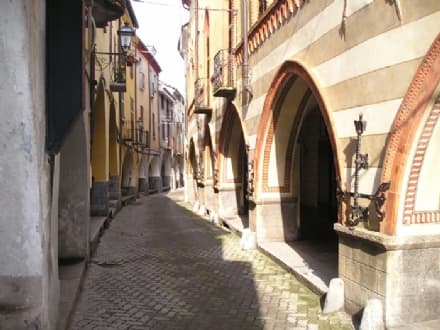 PONT CANAVESE - Locali gratis per tre anni per dare nuova vita ai negozi di via Caviglione