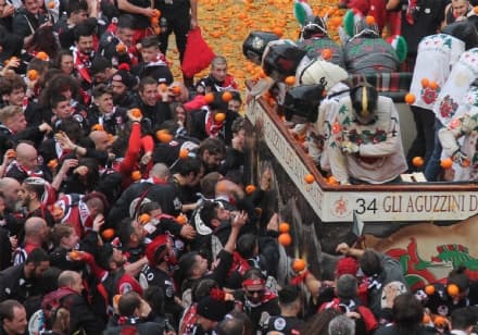 STORICO CARNEVALE IVREA - In 20mila per la battaglia del lunedì: 170 gli aranceri contusi - FOTO