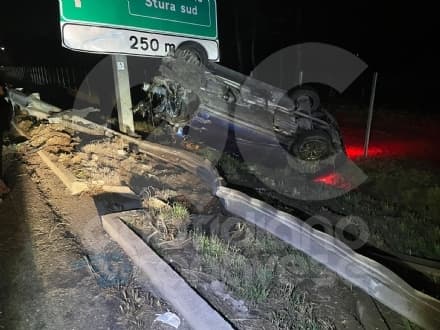 BORGARO - Schianto sulla tangenziale: auto distrutta, ragazza ferita - FOTO