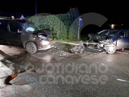 VALPERGA - Violento scontro tra due auto, provinciale chiusa al traffico: una persona ferita - FOTO e VIDEO
