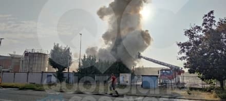 VOLPIANO - Vasto incendio in una ditta di smaltimento rifiuti: intervento dei vigili del fuoco - FOTO e VIDEO