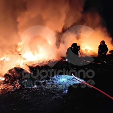 LEINI - Incendio capannone, operazioni di bonifica in corso: analisi dell'Arpa sulla qualità dell'aria - FOTO e VIDEO