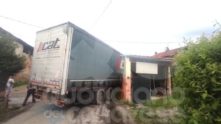 OGLIANICO - Il navigatore inganna l'autista: camion incastrato a San Francesco Benne - FOTO
