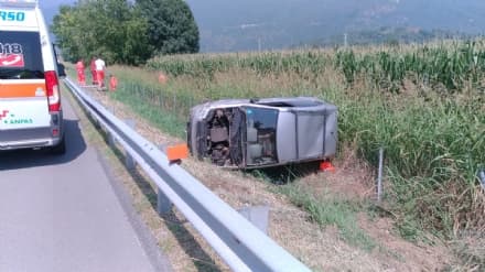 AUTOSTRADA A5 - Brutto incidente stradale: auto ribaltata - FOTO