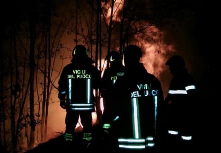VALCHIUSELLA - Soffia il vento, riprendono gli incendi: è di nuovo allarme rosso sopra Vico Canavese