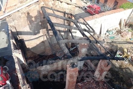 STRAMBINO - Pasqua di lavoro per i vigili del fuoco: incendio devasta un cascinale - FOTO