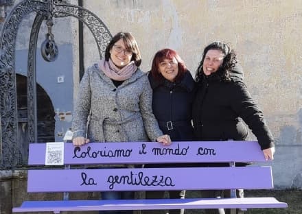 MERCENASCO - Il paese si colora di viola con le panchine della gentilezza - FOTO