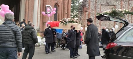 CASTELLAMONTE - Lacrime e dolore per l'ultimo saluto a Denisa. Il parroco: «Ragazzi, vivete con responsabilità» - FOTO e VIDEO