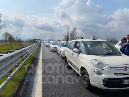 CASELLE - Protesta dei taxi sul raccordo e sulla tangenziale di Torino: code e disagi - FOTO