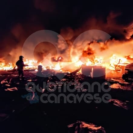 LEINI - Furioso incendio devasta il capannone di due aziende: intervento dei vigili del fuoco in corso - FOTO e VIDEO