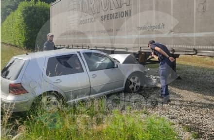 RIVAROLO CANAVESE - Perde il controllo dell’auto e si schianta contro un camion parcheggiato - FOTO