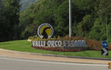 PONT CANAVESE - Sulla rotonda di Voira il «benvenuto» ai turisti nelle valli Orco e Soana