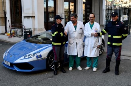 Con la Lamborghini a tutta velocità per salvare la vita ad una persona