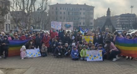 CUORGNE' - Guerra in Ucraina, alunni e insegnanti de La Clochette in piazza per la pace - FOTO