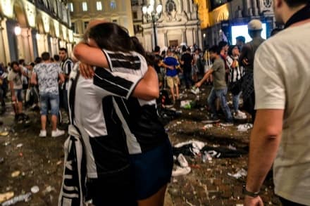 TERRORE IN PIAZZA SAN CARLO - L'ultimo bilancio della prefettura è di 1527 feriti. Indagini in corso sul falso allarme bomba