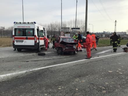 SAN GIORGIO CANAVESE - Grave incidente stradale: tre auto distrutte, due feriti - FOTO E VIDEO