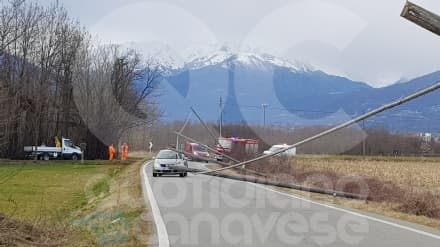 SAN GIORGIO-SAN GIUSTO - Crollano i pali del telefono sulla strada - FOTO