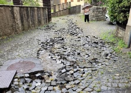 SETTIMO VITTONE - Tempesta d'acqua: gravi danni alla condotta fognaria. Partono i lavori