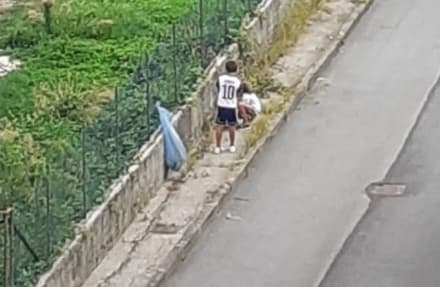SAN BENIGNO CANAVESE - Due bambini ripuliscono la via dalle erbacce: il sindaco si complimenta con loro - FOTO
