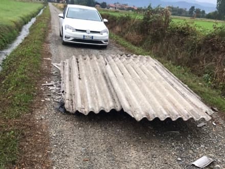 BAIRO - Lastre di eternit abbandonate in strada del Molino: caccia ai soliti maiali