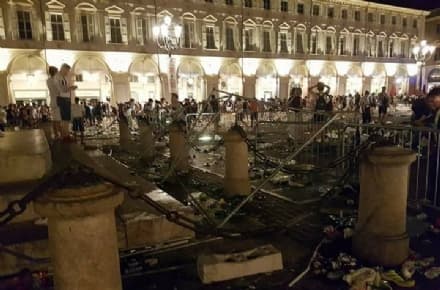 TERRORE IN PIAZZA SAN CARLO - Falso allarme bomba a Torino: decine di canavesani calpestati dalla folla - VIDEO