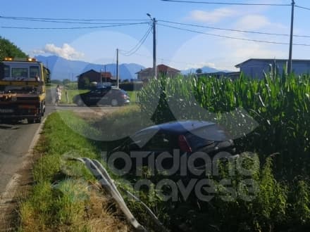 FAVRIA - Abbatte il guard-rail e finisce nel fosso: incidente stradale sulla Favriasca, rivarolese ferito - FOTO