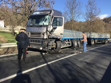 PONTE PRETI - Incidente stradale tra due tir: traffico bloccato sulla pedemontana - FOTO E VIDEO