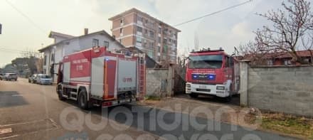 SAN GIUSTO CANAVESE - A fuoco la tettoia di un'abitazione, intervento dei vigili del fuoco - FOTO e VIDEO