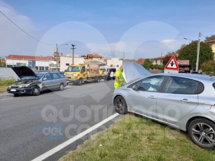 BAIRO - Incidente di fronte all'Amorbairo: due auto coinvolte, una persona ferita - FOTO