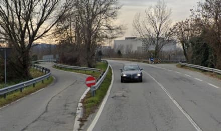 IVREA - Asfalto pericoloso all'imbocco del Terzo Ponte: «Nei giorni di pioggia sembra di andare in barca e non ci sono segnalazioni»