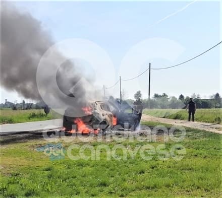 RIVAROLO CANAVESE - Auto prende fuoco durante la marcia: mamma, papà e bimbo salvi per miracolo - FOTO