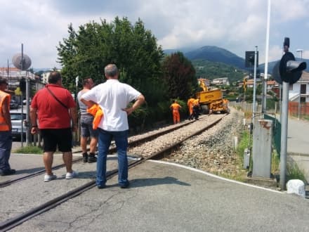 CUORGNÈ - Mezzo pesante deraglia sui binari della ferrovia Canavesana - FOTO