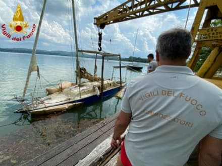 LAGO DI VIVERONE - Affonda una barca, intervento dei vigili del fuoco